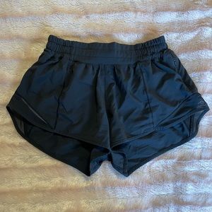 Size 4 lululemon low rise 2.5’ hottie hots in black